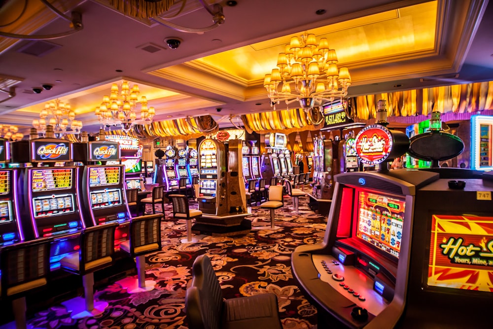 Mesin slot dengan lampu neon di lantai kasino